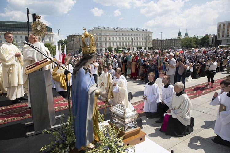 Tysiące warszawiaków na procesji Bożego Ciała