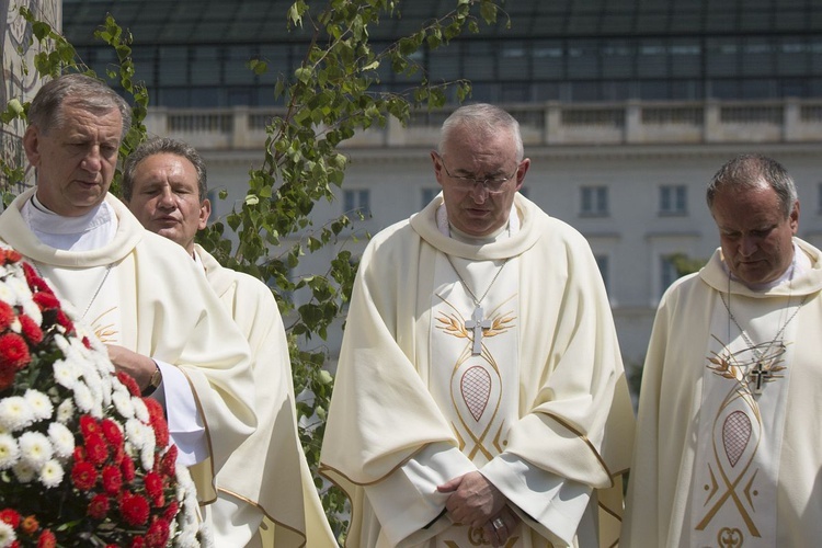 Tysiące warszawiaków na procesji Bożego Ciała