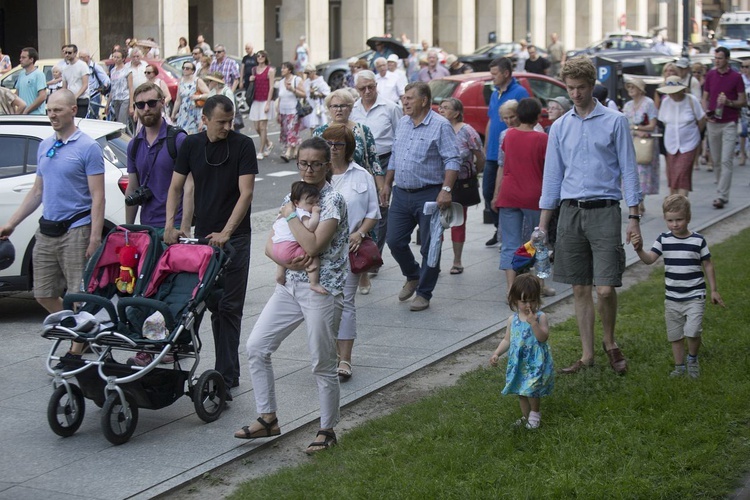 Tysiące warszawiaków na procesji Bożego Ciała