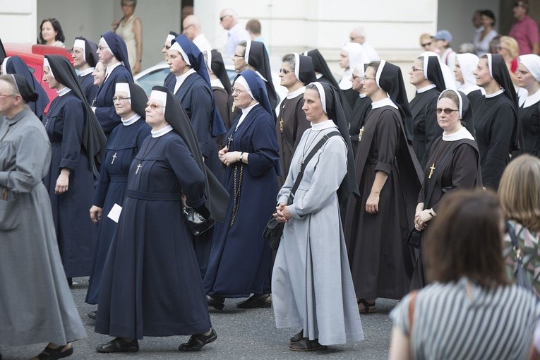 Tysiące warszawiaków na procesji Bożego Ciała