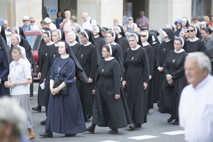 Tysiące warszawiaków na procesji Bożego Ciała