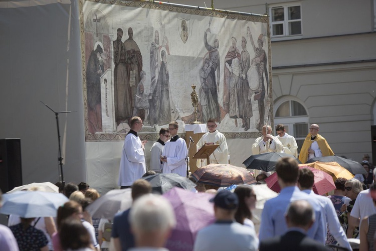 Tysiące warszawiaków na procesji Bożego Ciała