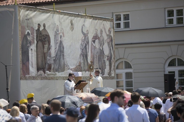 Tysiące warszawiaków na procesji Bożego Ciała