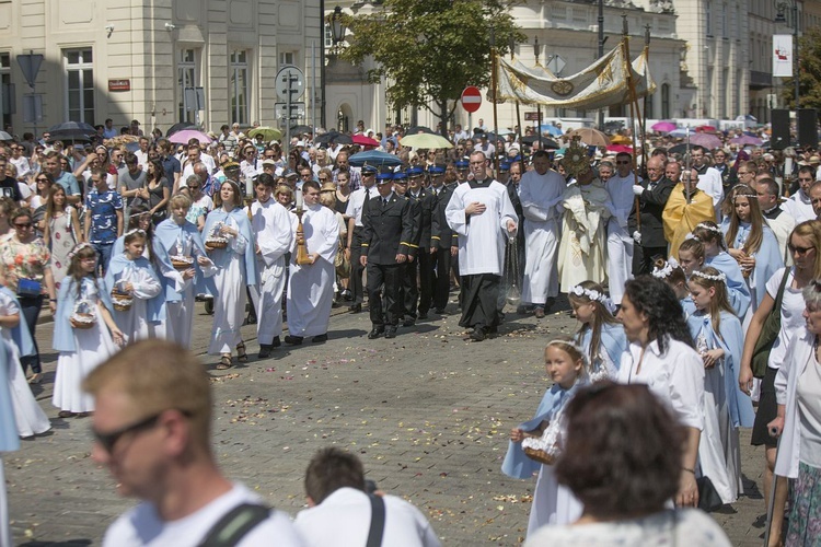 Tysiące warszawiaków na procesji Bożego Ciała