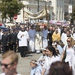 Tysiące warszawiaków na procesji Bożego Ciała