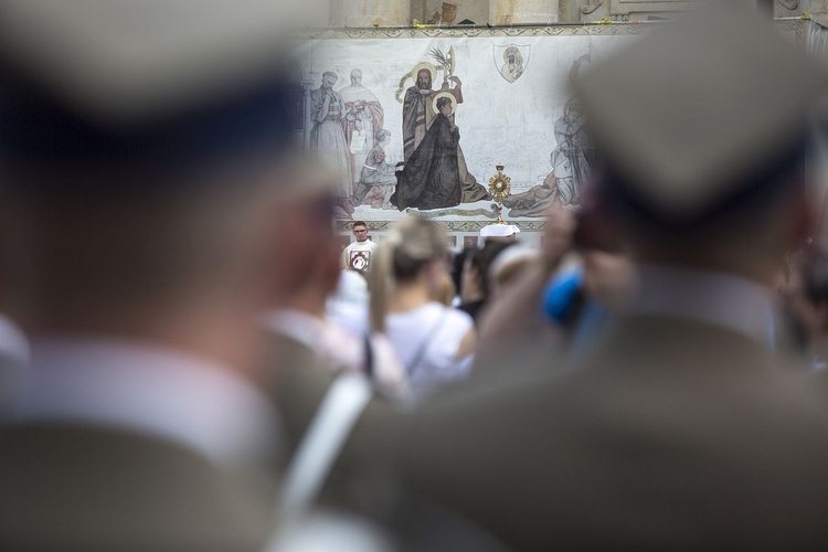 Tysiące warszawiaków na procesji Bożego Ciała