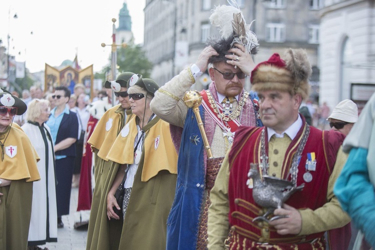 Tysiące warszawiaków na procesji Bożego Ciała