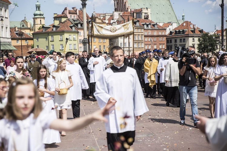 Tysiące warszawiaków na procesji Bożego Ciała