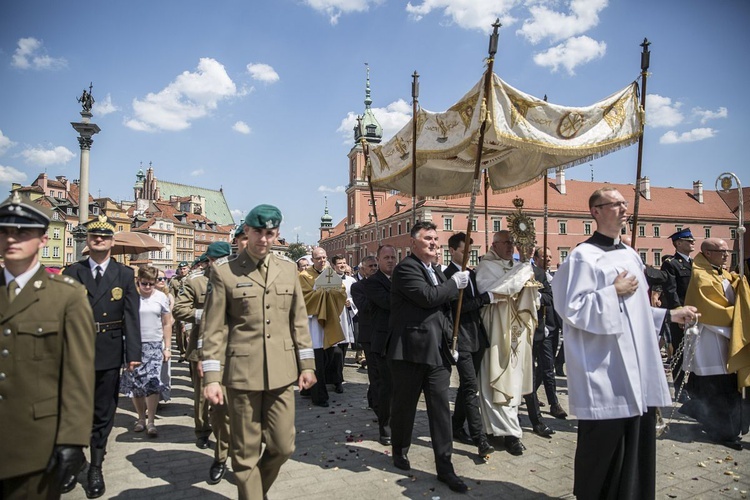 Tysiące warszawiaków na procesji Bożego Ciała