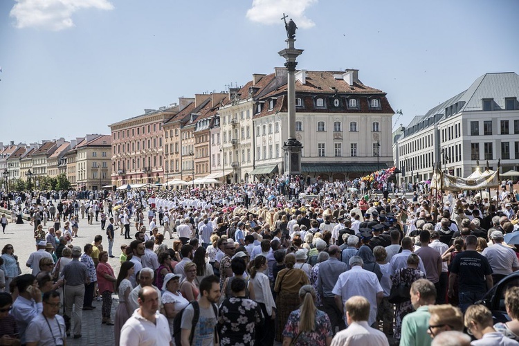 Tysiące warszawiaków na procesji Bożego Ciała