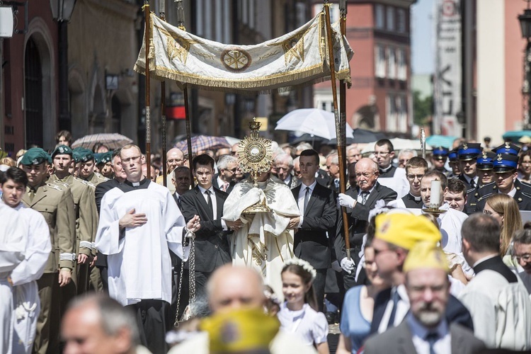 Tysiące warszawiaków na procesji Bożego Ciała