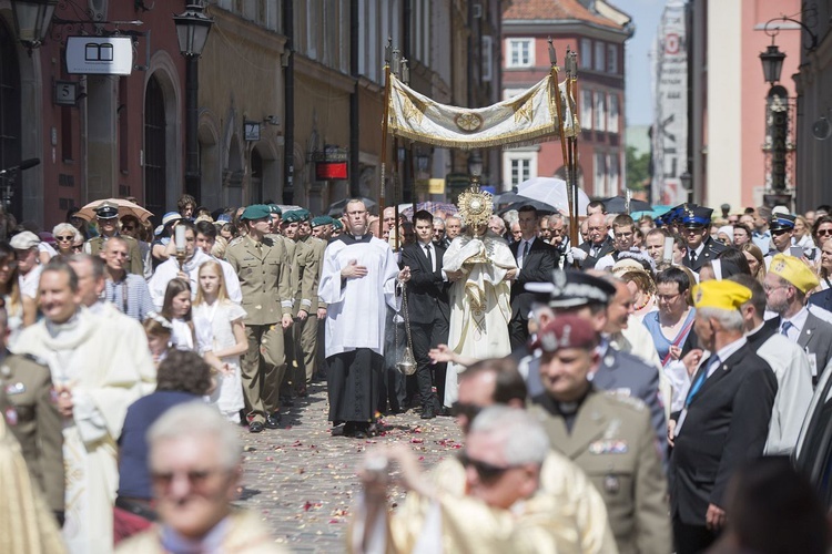 Tysiące warszawiaków na procesji Bożego Ciała