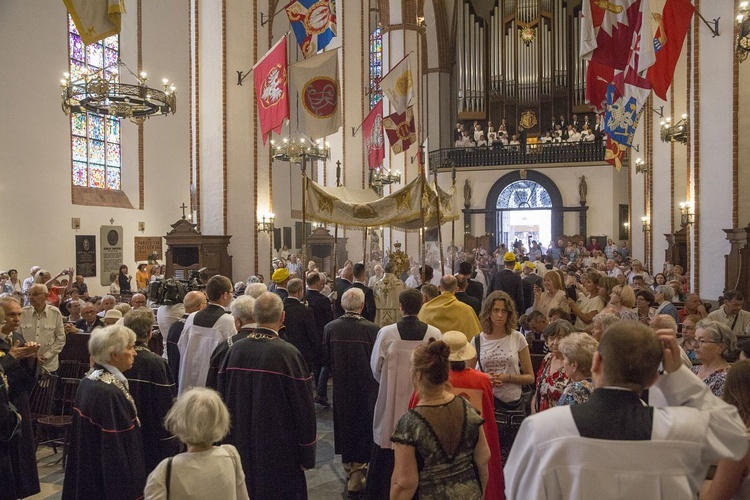 Tysiące warszawiaków na procesji Bożego Ciała