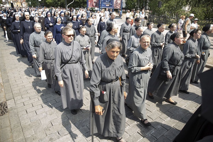 Tysiące warszawiaków na procesji Bożego Ciała