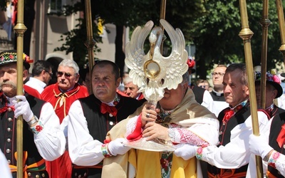 Wierni podążali za monstrancją przedstawiającą pelikana