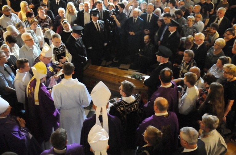 Pogrzeb ks. Antoniego Sołtysika w obiektywie Adama Wojnara