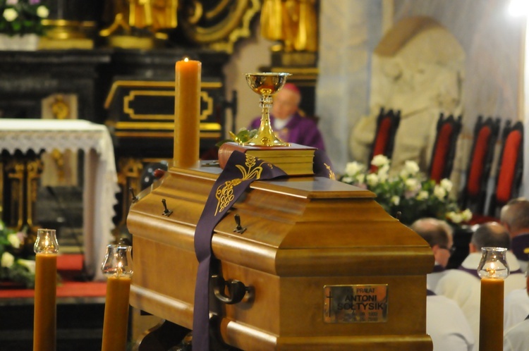 Pogrzeb ks. Antoniego Sołtysika w obiektywie Adama Wojnara