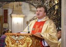 Dekrety o możliwości uzyskania odpustu zupełnego i błogosławieństwie papieskim odczytał ks. prał. Krzysztof Nykiel, regens Penitencjarii Apostolskiej.