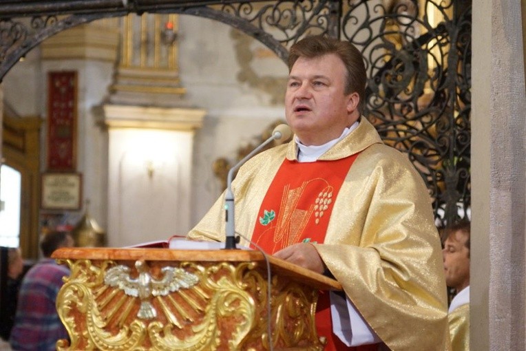 Dekrety o możliwości uzyskania odpustu zupełnego i błogosławieństwie papieskim odczytał ks. prał. Krzysztof Nykiel, regens Penitencjarii Apostolskiej.