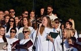 Ubrany na biało chór śpiewał wybrane pieśni religijne.