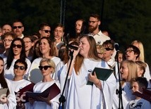 Ubrany na biało chór śpiewał wybrane pieśni religijne.