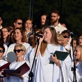 Ubrany na biało chór śpiewał wybrane pieśni religijne.