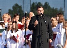 ks. Krzysztof Iwaniszyn w czasie zeszłorocznego koncertu