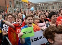 Irlandczycy cieszą się po ogłoszeniu wyników referendum w sprawie aborcji