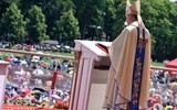 Biskup Zbigniew Zieliński w czasie homilii do ponad 6000 członków Żywego Różańca
