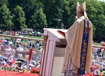 Biskup Zbigniew Zieliński w czasie homilii do ponad 6000 członków Żywego Różańca