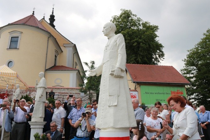 Msza św. i odsłonięcie pomnika w Morawicy