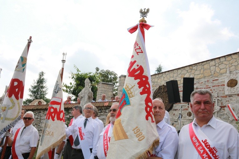 Msza św. i odsłonięcie pomnika w Morawicy