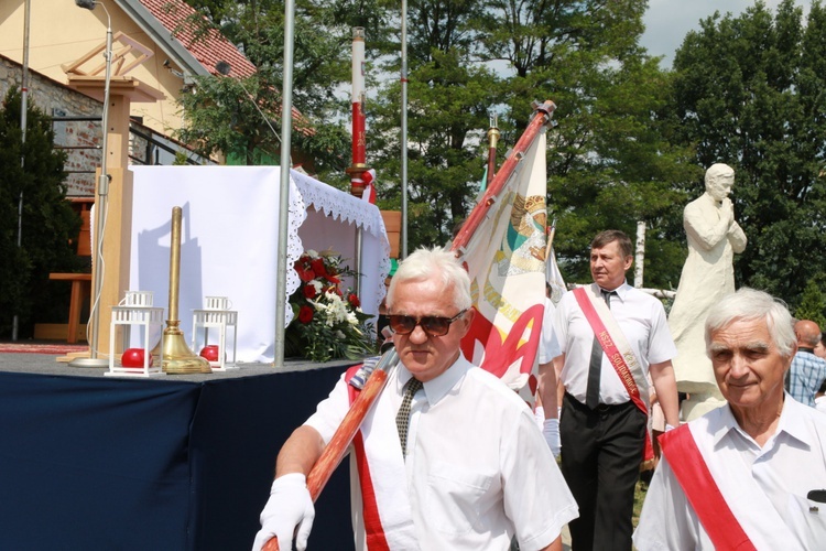 Msza św. i odsłonięcie pomnika w Morawicy