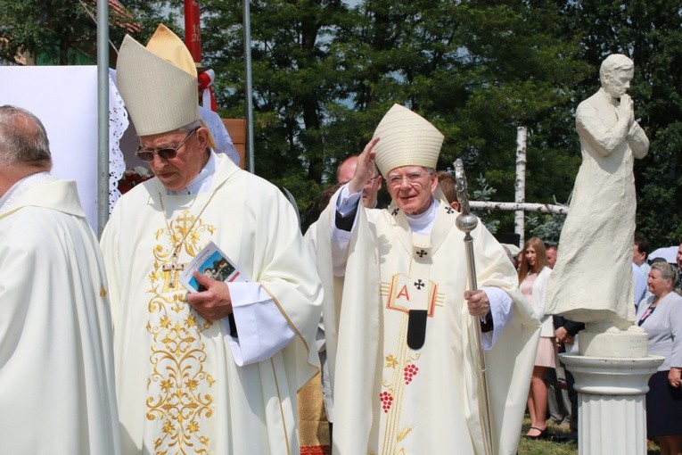 Msza św. i odsłonięcie pomnika w Morawicy