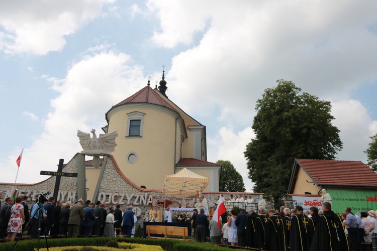 Msza św. i odsłonięcie pomnika w Morawicy