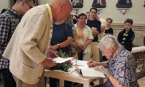 Na zakończenie spotkania prelegentka podpisywała książki swojego autorstwa