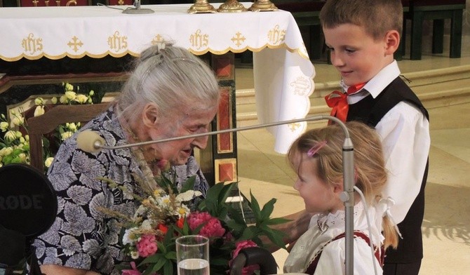 W imieniu uczestników "Podróży życia" prof. W. Półtawskiej dziękowały ustrońskie dzieci