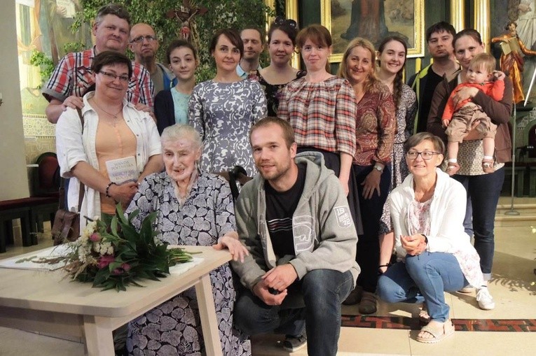 Prof. Wanda Półtawska w Ustroniu. Na zdjęciu: z rodzinami Domowego Kościoła z Wapienicy