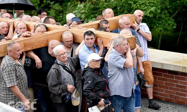 Większość z idących drogą krzyżową chciała choć przez chwilę ponieść krzyż.