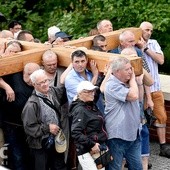 Większość z idących drogą krzyżową chciała choć przez chwilę ponieść krzyż.