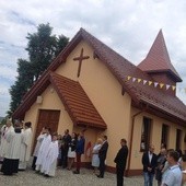 Tak wygląda poświęcony 2 czerwca kościółek w Bratoszowie.