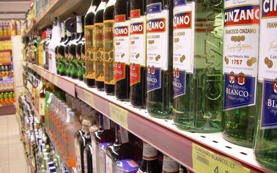Czy ograniczenia w sprzedaży alkoholu daje rezultaty?