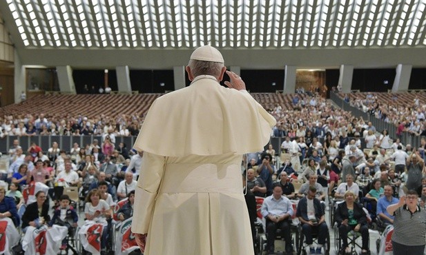 Franciszek: Nie ulegajmy wszechobecnej dynamice mediów