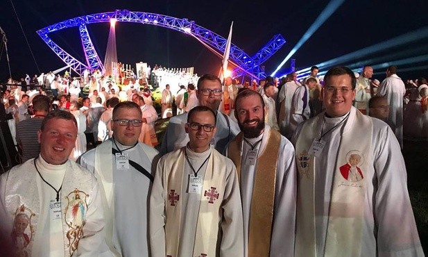 od lewej: ks. Łukasz Trzeciak, ks. Kamil Ożóg, ks. Mariusz Maluszczak, ks. Mateusz Kulig, ks. Krzysztof Rodziński, ks. Łukasz Basisty