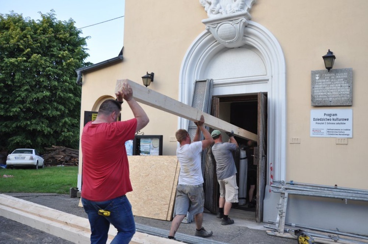 Zniszczenia w kościele w Hajdukach Nyskich