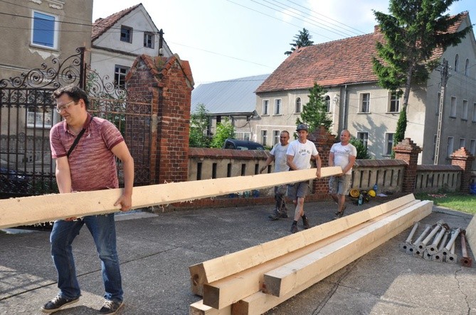 Zniszczenia w kościele w Hajdukach Nyskich