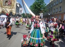 Wielu mieszkańców założyło stroje ludowe.