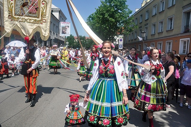 Wielu mieszkańców założyło stroje ludowe.