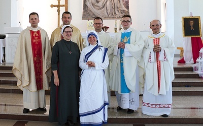 S. Gabriela i s. Laura z księżmi (od prawej): Stanisławem Kosowiczem, Kamilem Florczakiem, Łukaszem Siekiem,  o. Michałem Chylakiem i Dominikiem Frączkiem. 