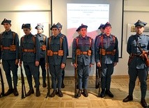 Między wykładami w mundurach armii gen. Hallera wystąpiła Szkolna Grupa Rekonstrukcji Historycznej z VI LO w Radomiu.